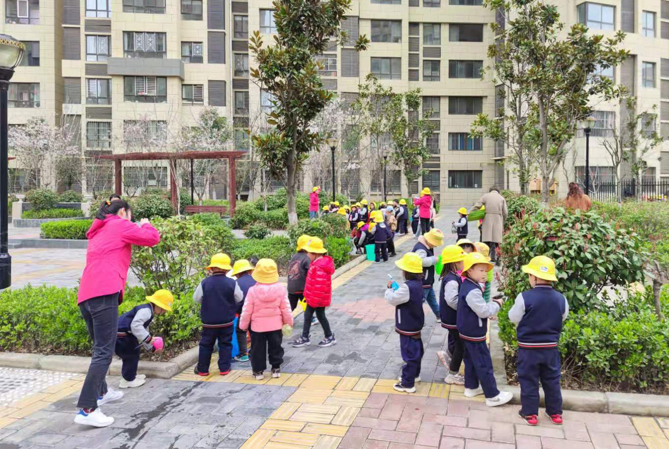 市城投物業(yè)公司聯(lián)合市第五幼兒園開展“植樹節(jié)”活動